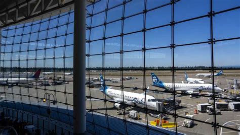 Cyberattack complicates travel at Seattle airport with holiday.